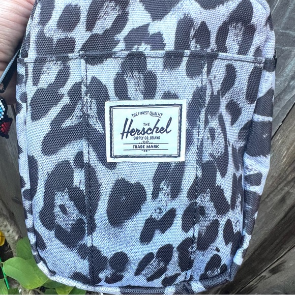 NWOT Herschel Animal Print. Crossbody Bag - Picture 7 of 8